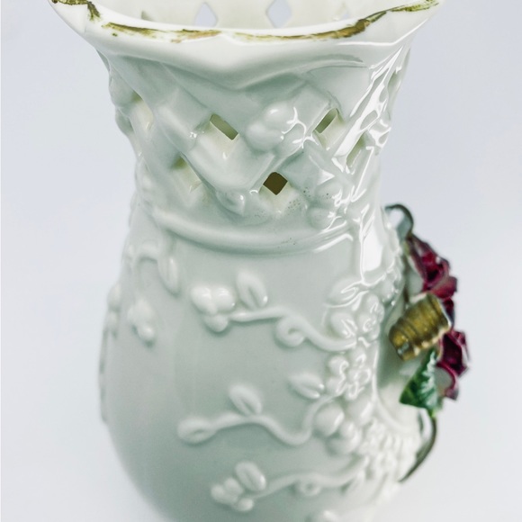 Porcelain 3D Ivory Weave & Red Roses Bud Vase Hand-painted 5.5” Tall Gold Trim - Picture 8 of 12